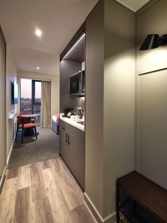 Kuchyň nebo kuchyňský kout v ubytování The Resident Edinburgh