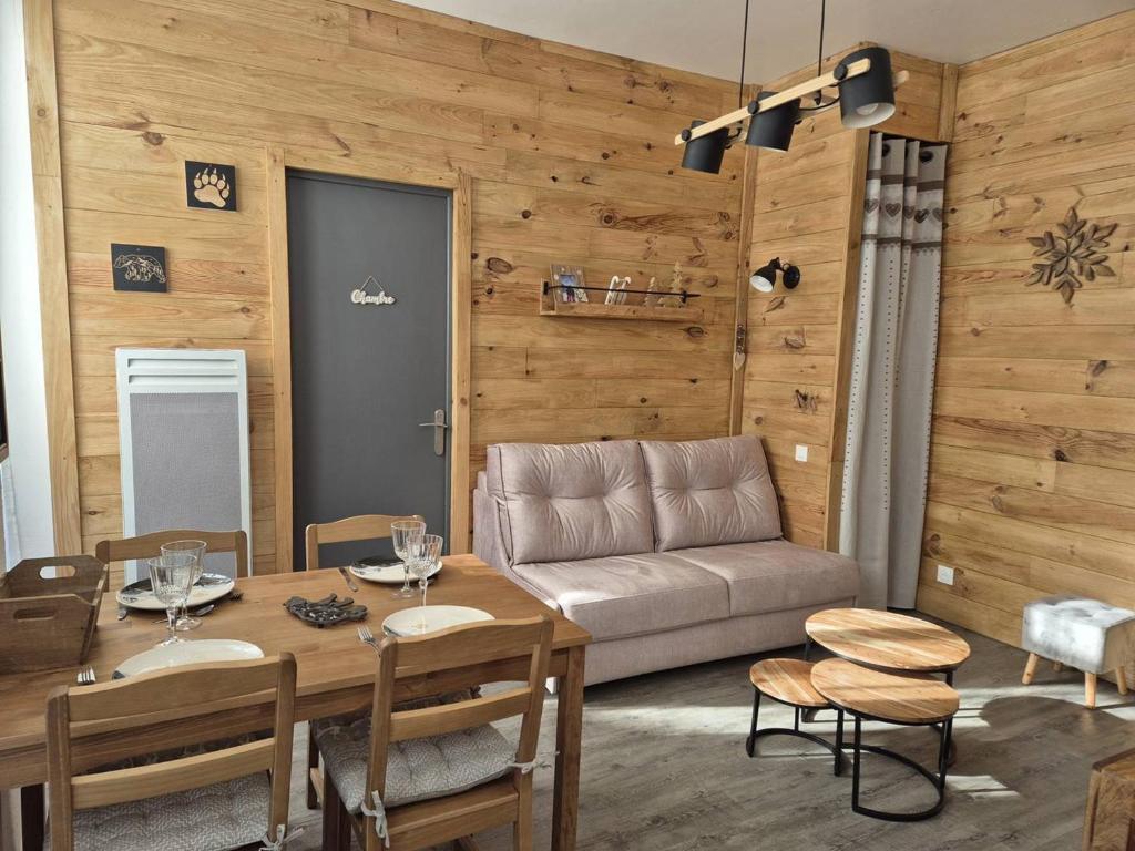 un salon avec une table et un canapé dans l'établissement T2 au Centre, Proche Télécabine et Services à Cauterets - FR-1-234-329, à Cauterets