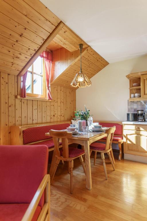 Kuchyň nebo kuchyňský kout v ubytování Landhaus Birgbichler - Apartments in Ramsau am Dachstein - inklusive SOMMERCARD!