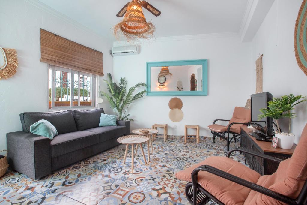 ein Wohnzimmer mit Sofa und Tisch in der Unterkunft Casa Gecko in Benalmádena