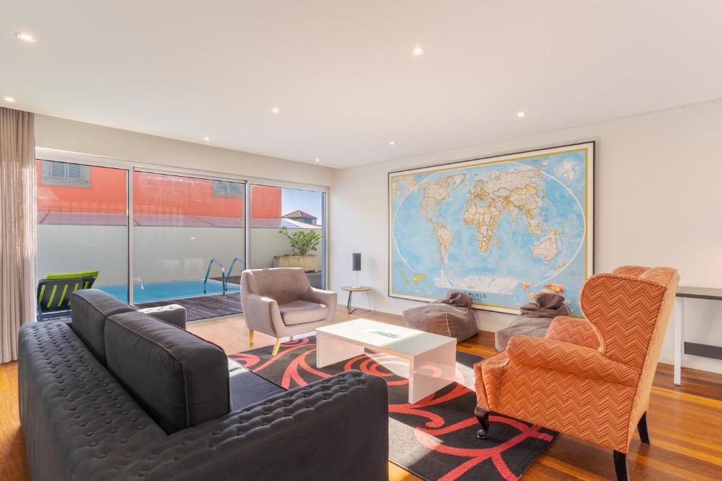 een woonkamer met een grote kaart aan de muur bij Villa Nogueira V with Private Pool by Holiday Rental Madeira in Funchal