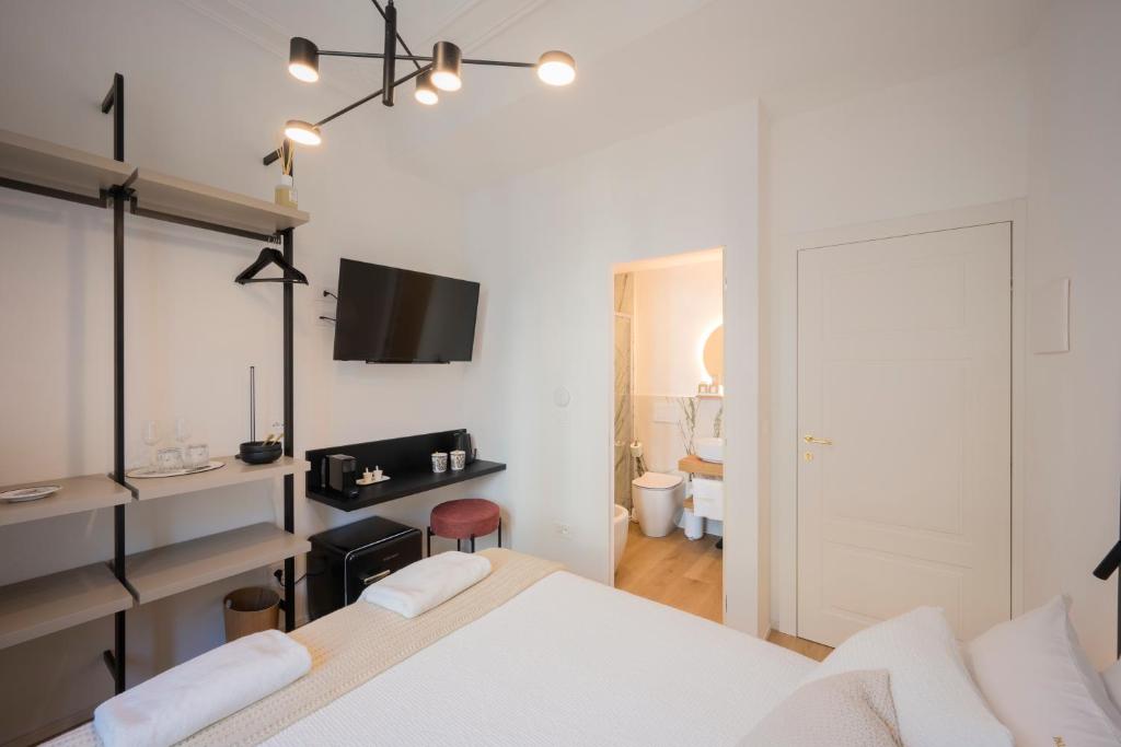 Postel nebo postele na pokoji v ubytování Palazzo Garibaldi Parma Luxury Rooms & Suites