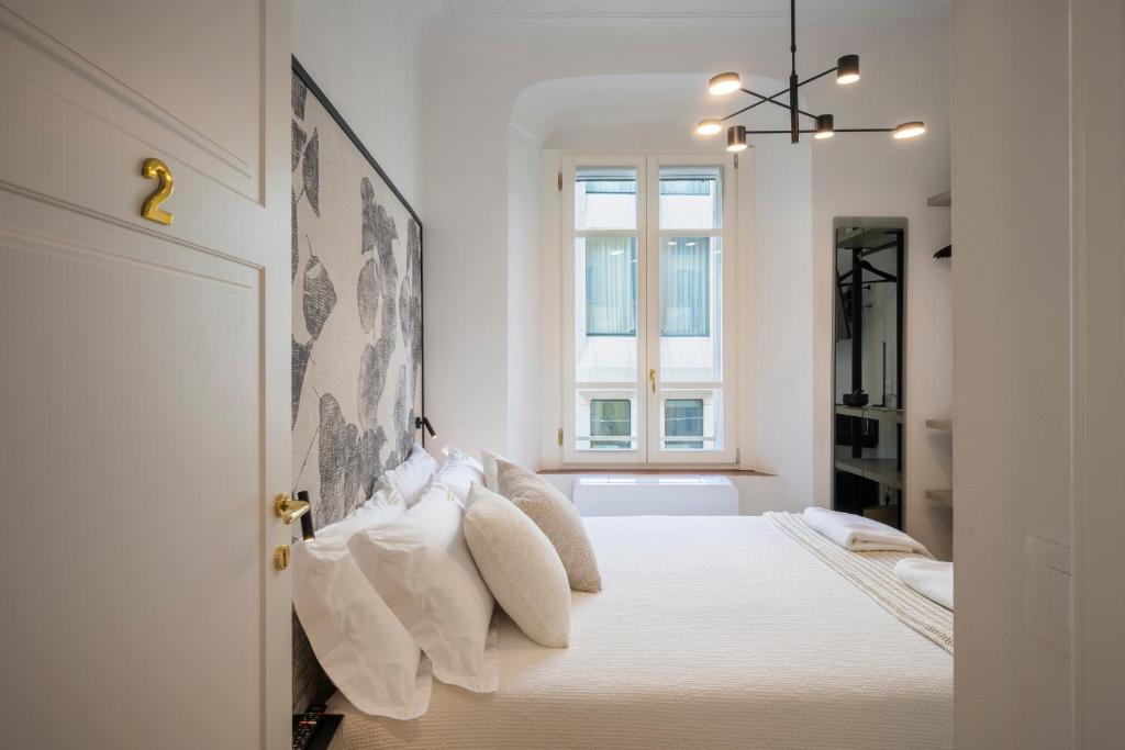 Postel nebo postele na pokoji v ubytování Palazzo Garibaldi Parma Luxury Rooms & Suites