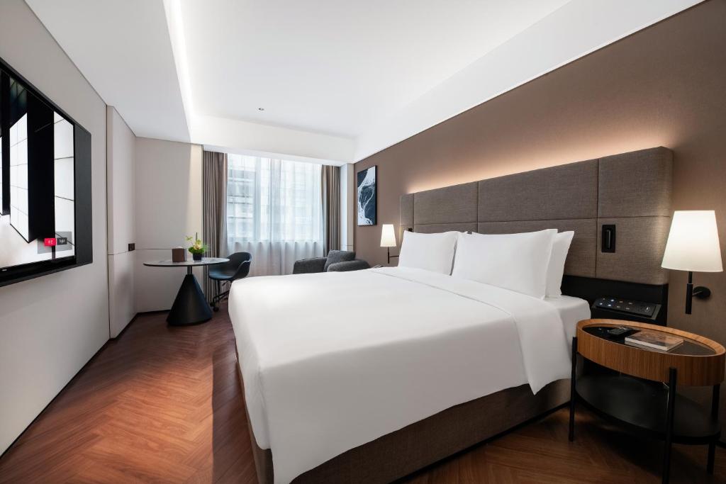 Postel nebo postele na pokoji v ubytování IntercityHotel Shanghai South Xizang Road near Metro Station