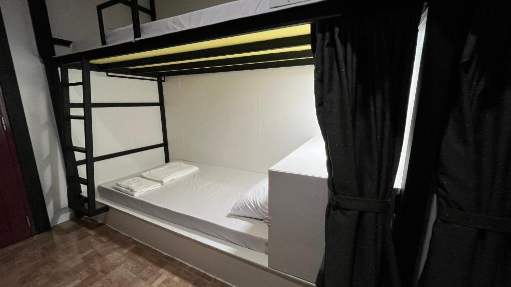 Postel nebo postele na pokoji v ubytování Fahsai Hostel