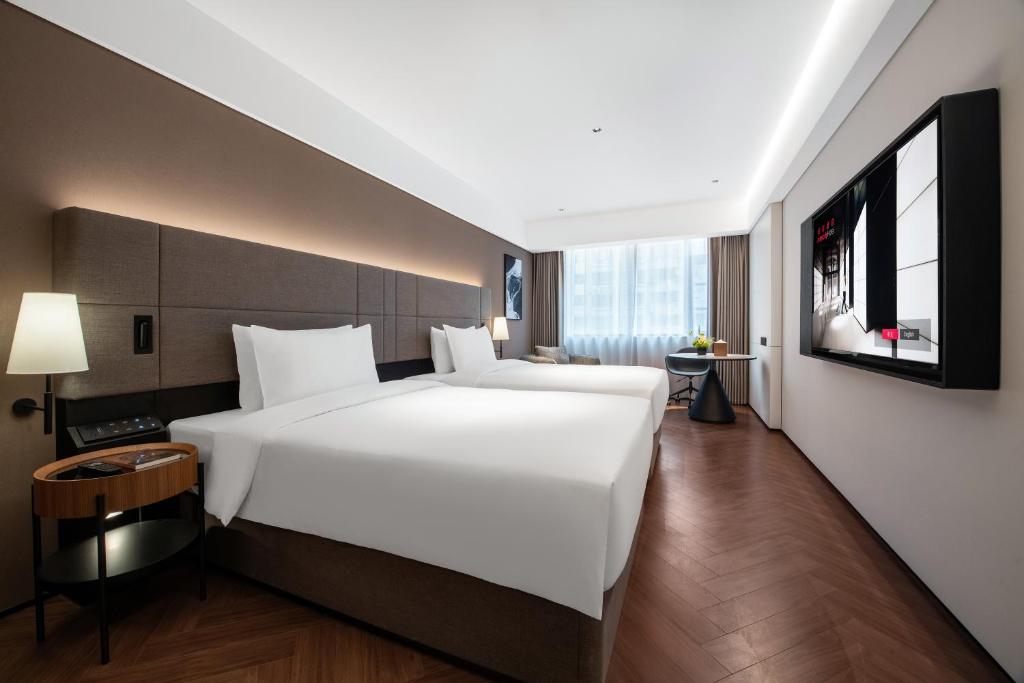 Postel nebo postele na pokoji v ubytování IntercityHotel Shanghai South Xizang Road near Metro Station