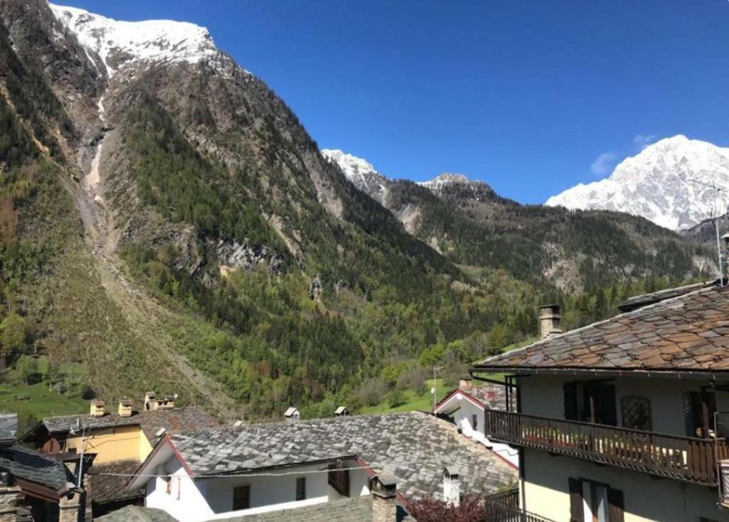 - une vue sur une montagne recouverte de neige dans l'établissement Lo Tatà - Maisons de Charme - Caratteristico Appartamento a 2 passi da Courmayeur, à Pré-Saint-Didier