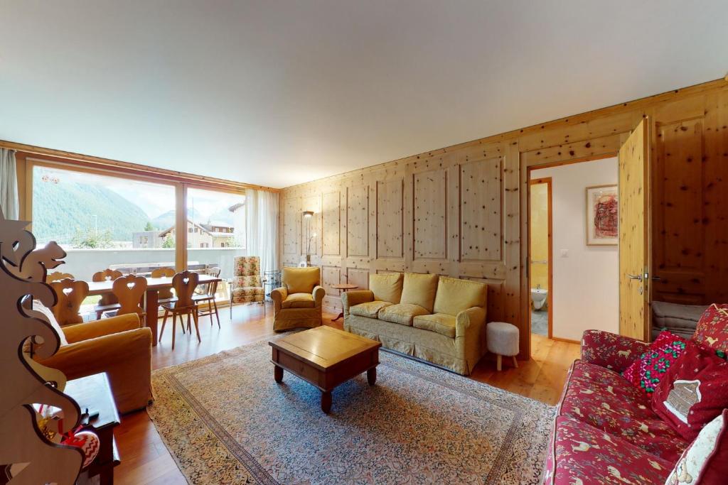 a living room with a couch and a table at Apartment Sur Puoz 1A in Samedan