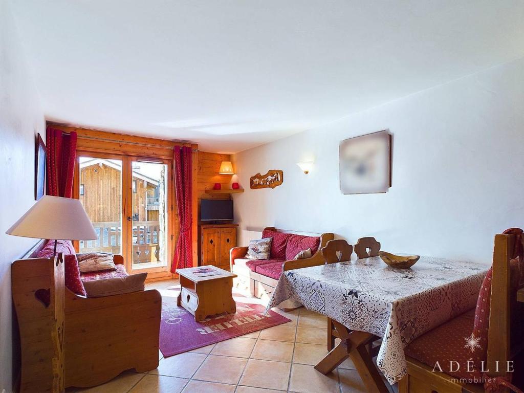un salon avec un canapé et une table dans l'établissement Appartement 3 pièces Sud avec balcon, parking et proche pistes et commerces - FR-1-398-571, à La Rosière