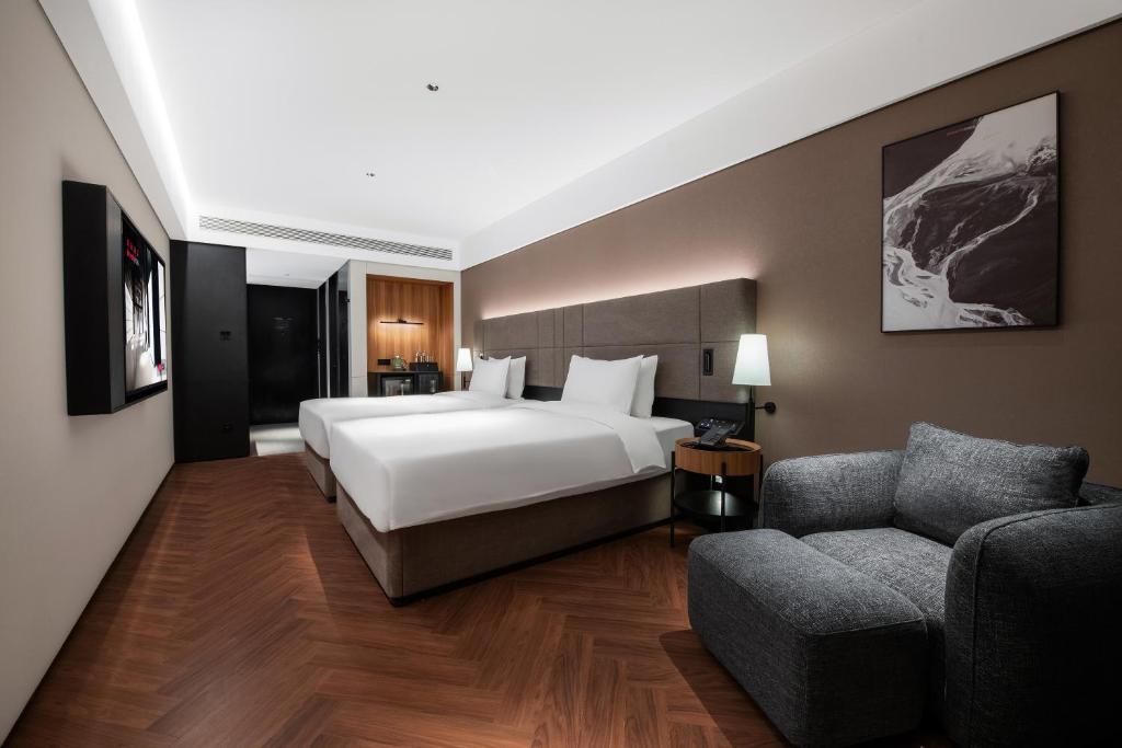Postel nebo postele na pokoji v ubytování IntercityHotel Shanghai South Xizang Road near Metro Station