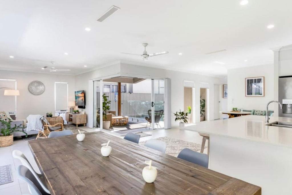Dapur atau dapur kecil di Gone Coastal Family Getaway with Pool in Casuarina