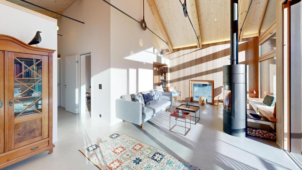 ein Wohnzimmer mit Sofa und Tisch in der Unterkunft Apartment Sella Nouva in Pontresina