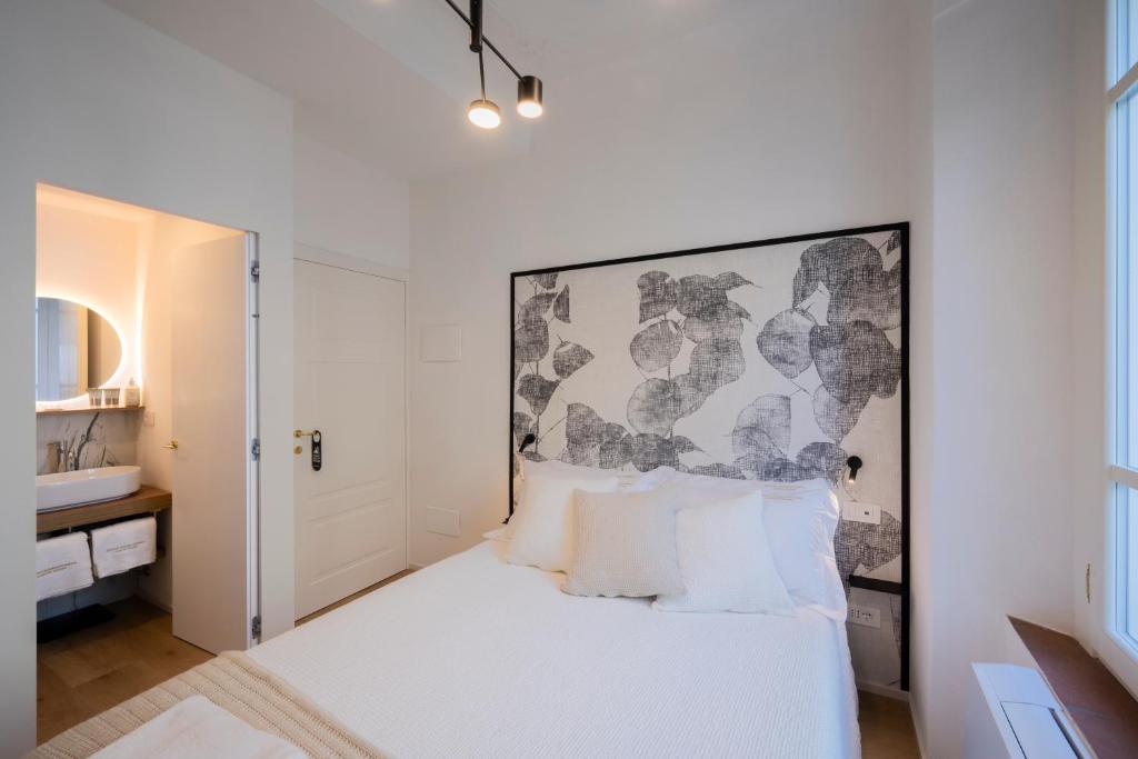 Postel nebo postele na pokoji v ubytování Palazzo Garibaldi Parma Luxury Rooms & Suites