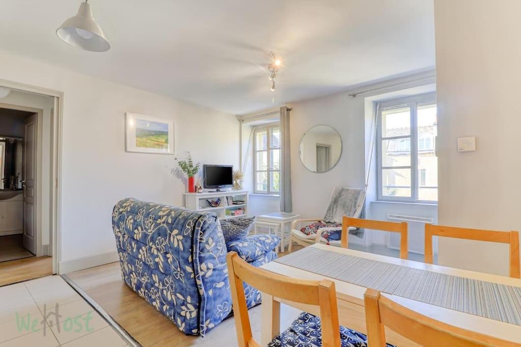 un salon avec une table et un canapé dans l'établissement Le Petit Monge Ultra centre Place Emile Zola, à Dijon