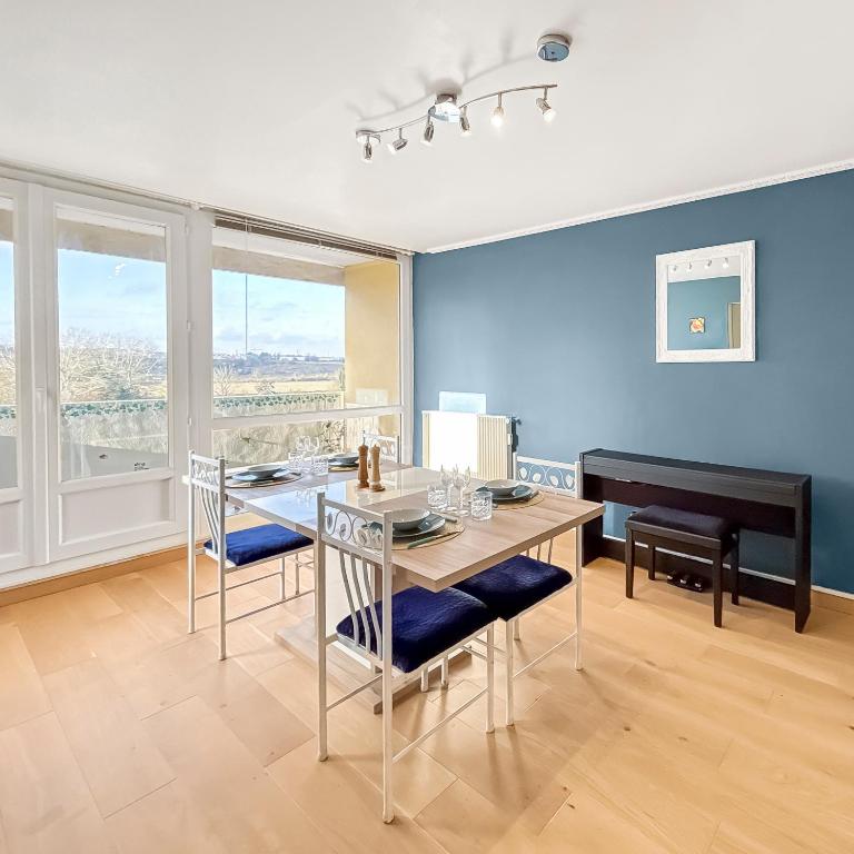 une salle à manger avec une table et un piano dans l'établissement Spacieux, Wi-Fi ultra rapide et parking privé, à Compiègne