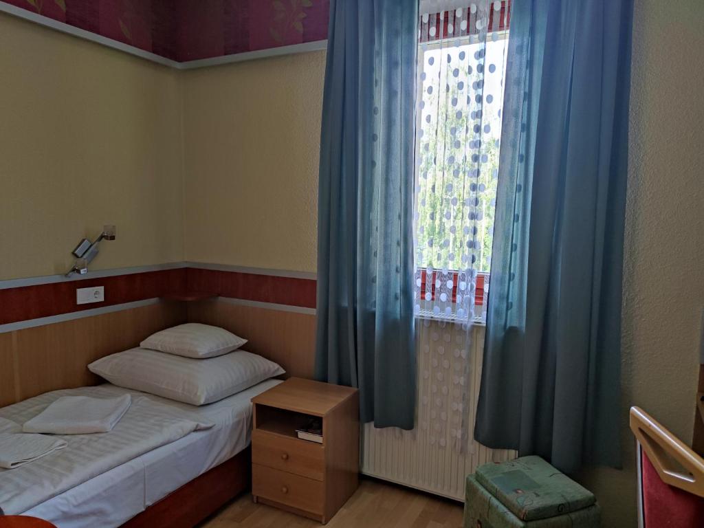 Postel nebo postele na pokoji v ubytování Fortuna Hotel