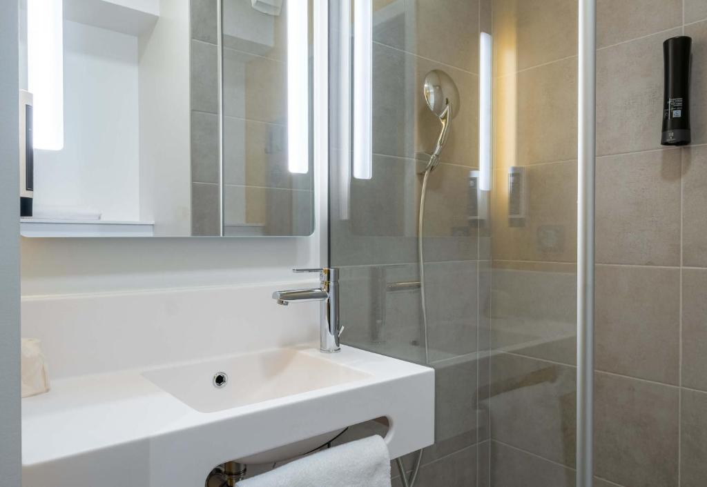 Koupelna v ubytování B&B HOTEL Cluses Sud