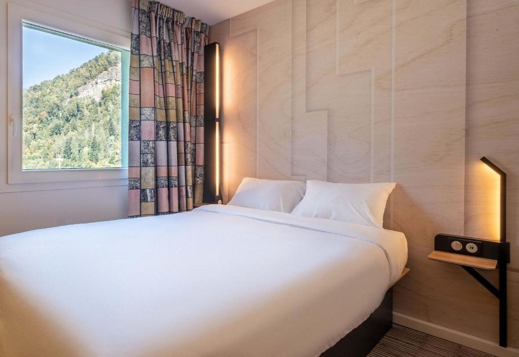 Postel nebo postele na pokoji v ubytování B&B HOTEL Cluses Sud