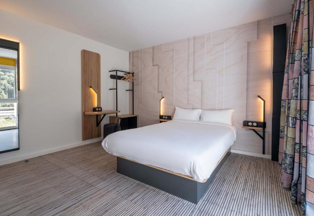 Postel nebo postele na pokoji v ubytování B&B HOTEL Cluses Sud