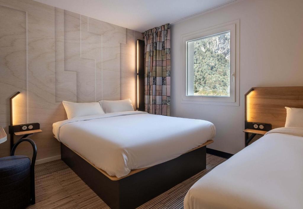 Postel nebo postele na pokoji v ubytování B&B HOTEL Cluses Sud