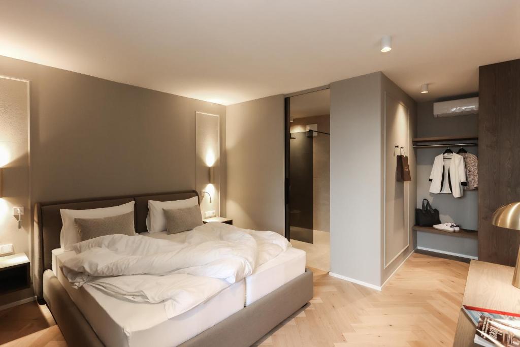 Postel nebo postele na pokoji v ubytování Lingers Suites & Residence