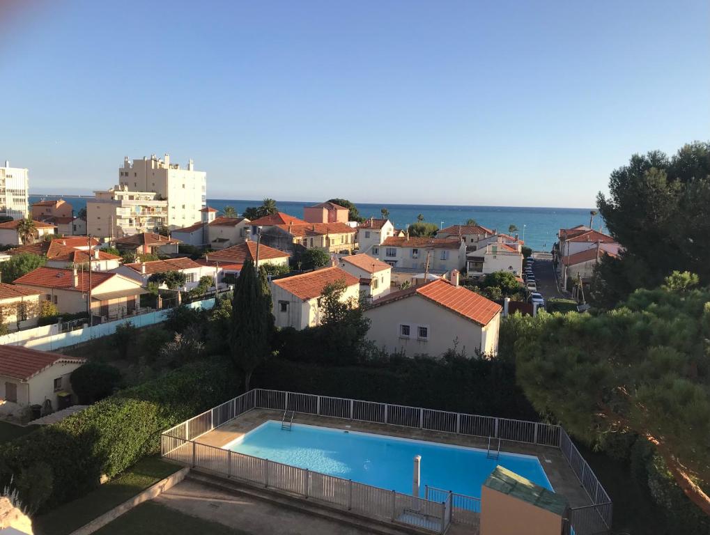 une villa avec une piscine et une ville dans l'établissement Le Pêcheur, à Cagnes-sur-Mer
