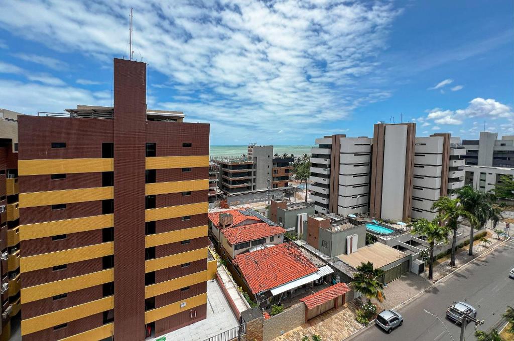 widok na miasto z wysokimi budynkami w obiekcie Intermares Quartz Studio Completinho 150m Praia w mieście Ilha da Restinga