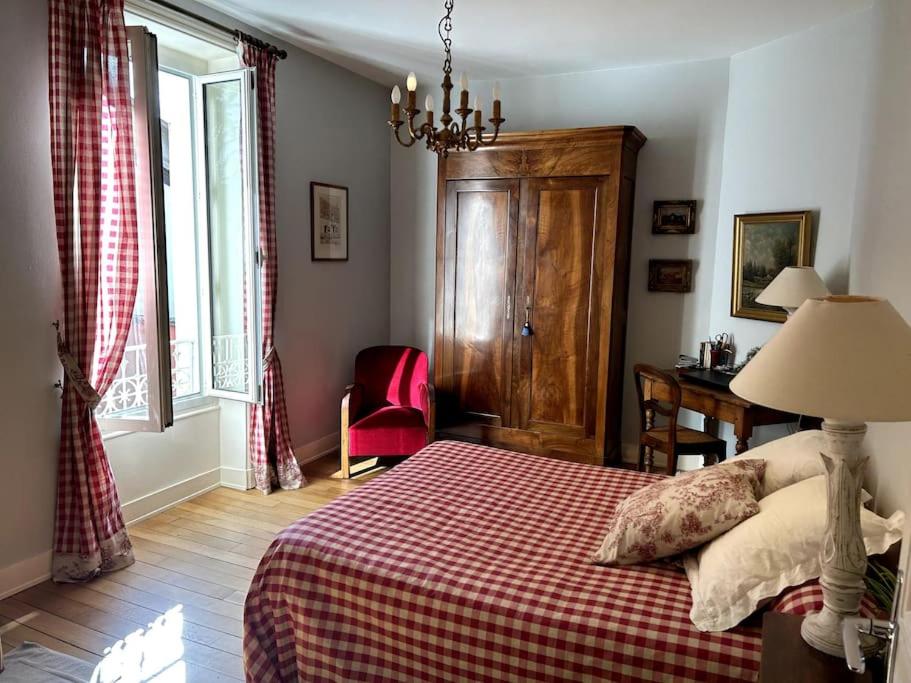 En eller flere senge i et værelse på Villa Belle Époque - 18 couchages FEURS 42