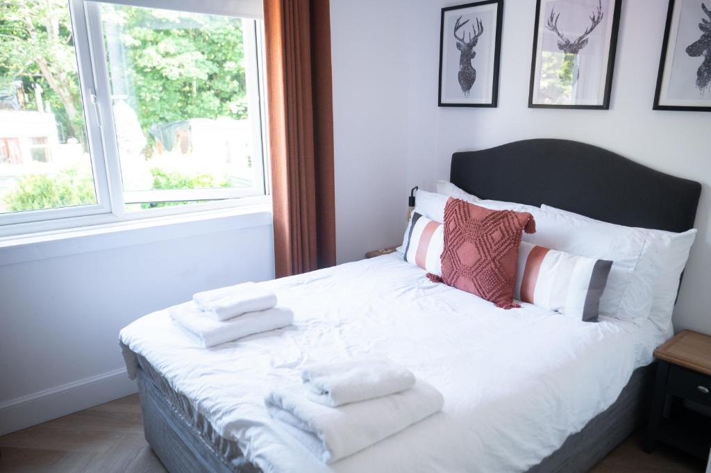 Postel nebo postele na pokoji v ubytování Modern apartment with stunning sea views near Oban