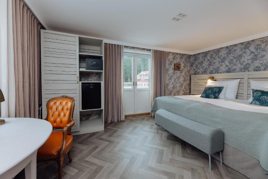 una camera d'albergo con letto e sedia di Bauergården a Gränna