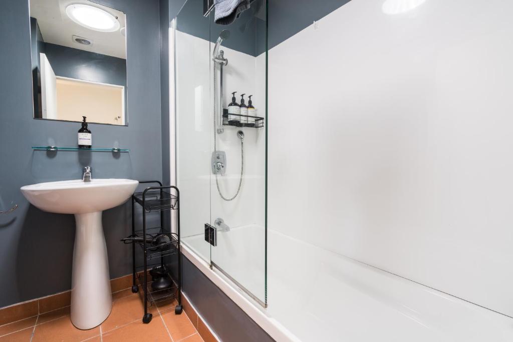 Spacious Home Near CBD SPA Pool Parking 3BR - Resim 20