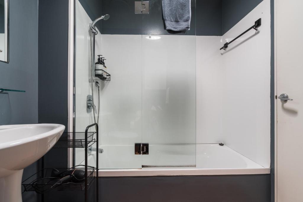 Spacious Home Near CBD SPA Pool Parking 3BR - Resim 8