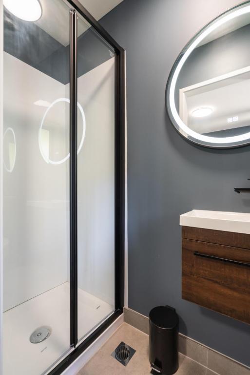 Spacious Home Near CBD SPA Pool Parking 3BR - Resim 19