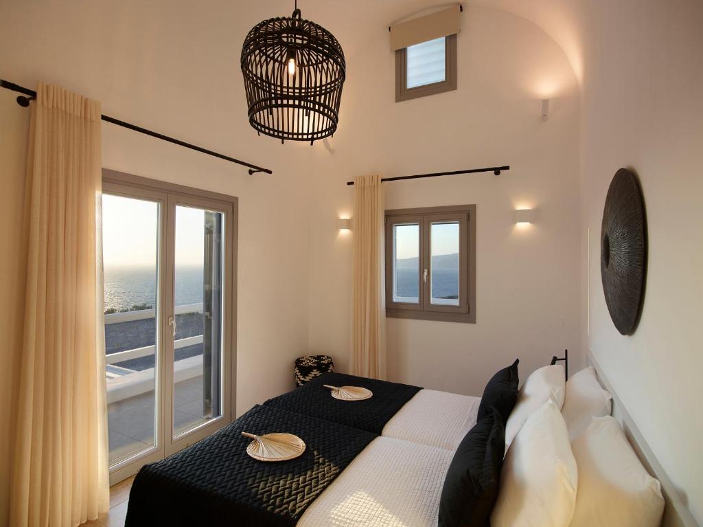 Postel nebo postele na pokoji v ubytování Absolute Paradise Santorini