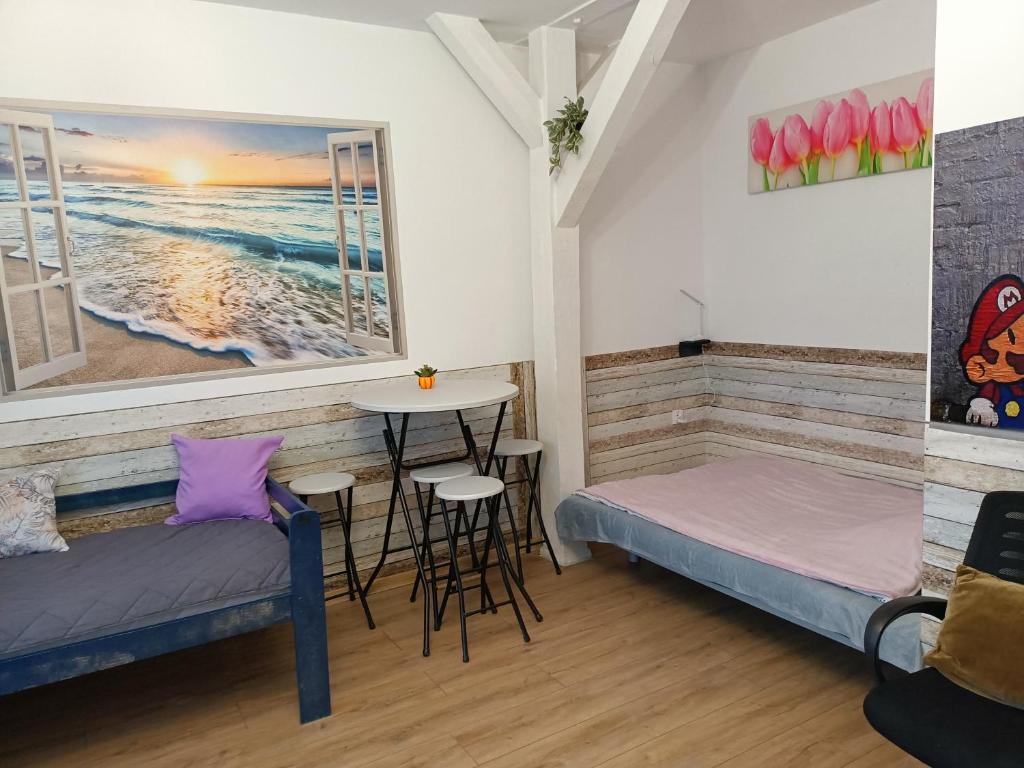 een kamer met 2 bedden en een tafel bij Duża kawalerka Kossaka 12B -balkon -dla max 4osób przy galeri kasztanowa Centrum in Piła