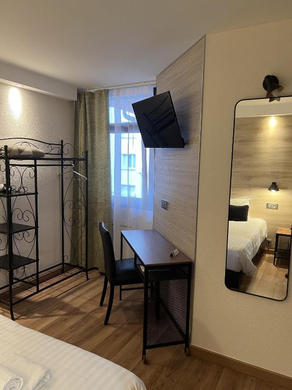 Postel nebo postele na pokoji v ubytování Au Bec Fin Hôtel