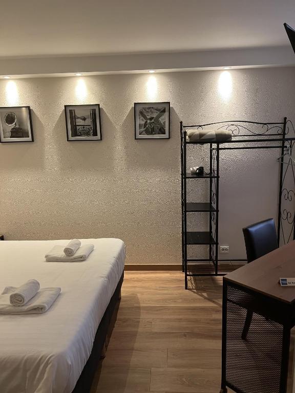 Postel nebo postele na pokoji v ubytování Au Bec Fin Hôtel