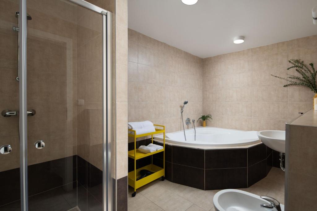 Koupelna v ubytování Zelný Trh Boutique Apartments #11 by Goodnite cz