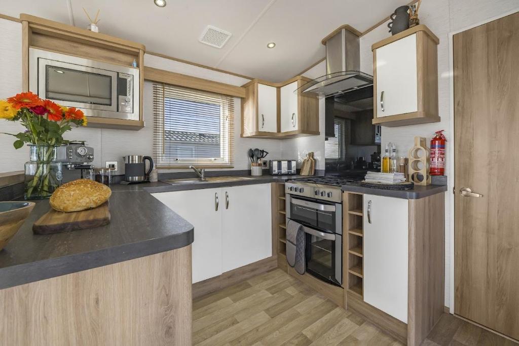 Kuchyň nebo kuchyňský kout v ubytování Seaview Holiday Let - Vale Holiday Park at Cardiff Airport