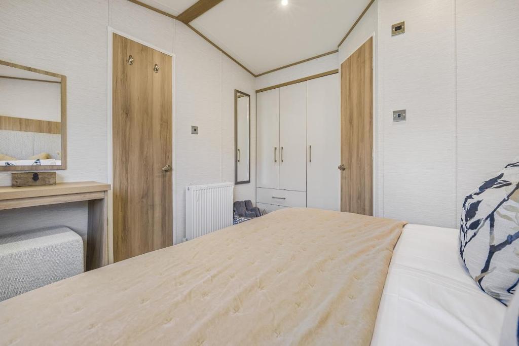 Postel nebo postele na pokoji v ubytování Seaview Holiday Let - Vale Holiday Park at Cardiff Airport