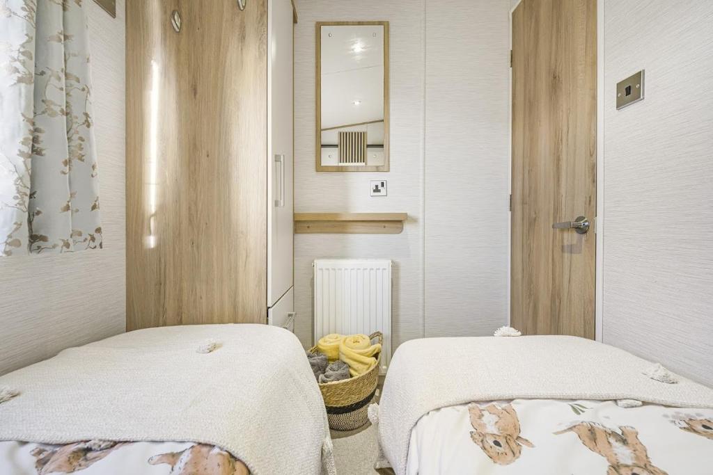Postel nebo postele na pokoji v ubytování Seaview Holiday Let - Vale Holiday Park at Cardiff Airport