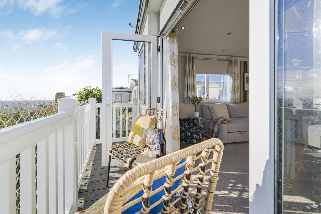 Balkón nebo terasa v ubytování Seaview Holiday Let - Vale Holiday Park at Cardiff Airport