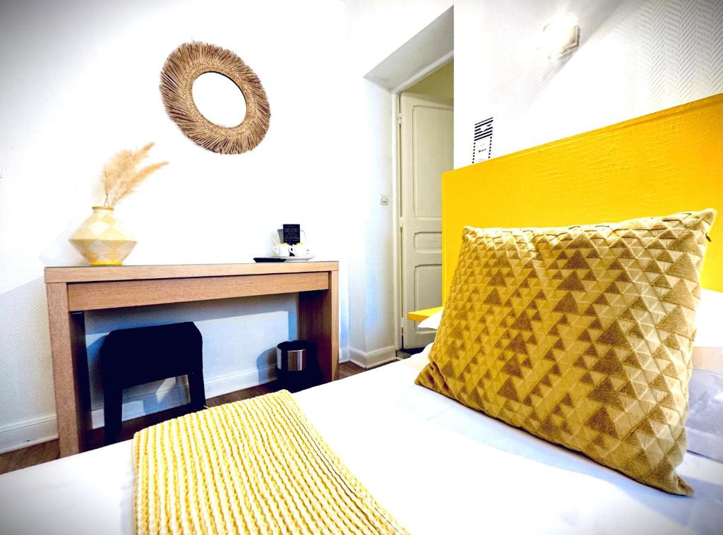 Postel nebo postele na pokoji v ubytování Hôtel Jules