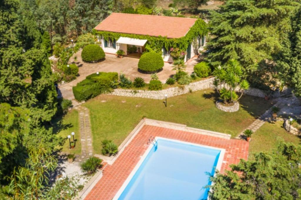 une vue aérienne d'une maison avec piscine dans l'établissement Cottage Sant Elia - Country Retreat, à Noto