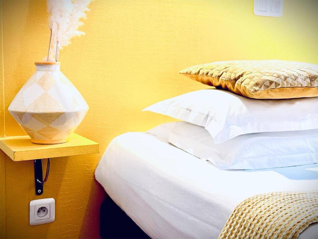 Postel nebo postele na pokoji v ubytování Hôtel Jules