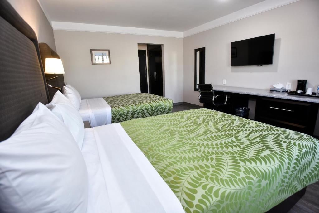 Postel nebo postele na pokoji v ubytování Plaza Camelinas Hotel