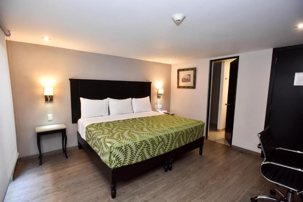 Postel nebo postele na pokoji v ubytování Plaza Camelinas Hotel