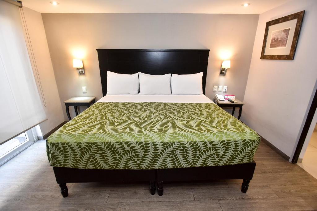Postel nebo postele na pokoji v ubytování Plaza Camelinas Hotel