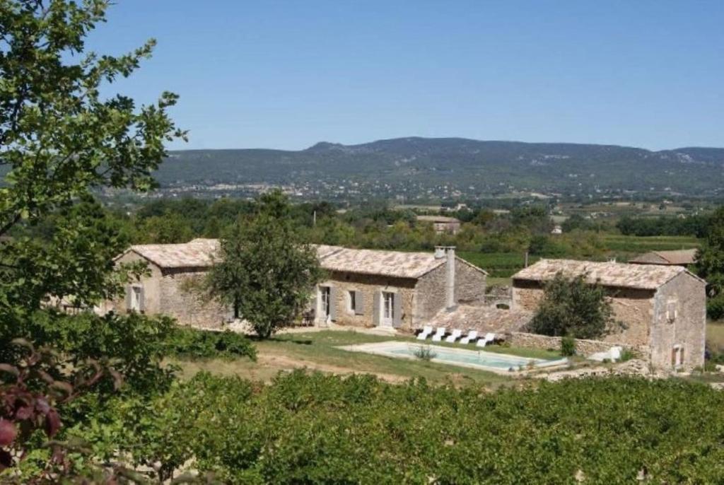 an old stone house with a pool in the yard at prestigious mas with heated swimming pool in oppède, in the heart of the luberon - 11 persons in Oppède