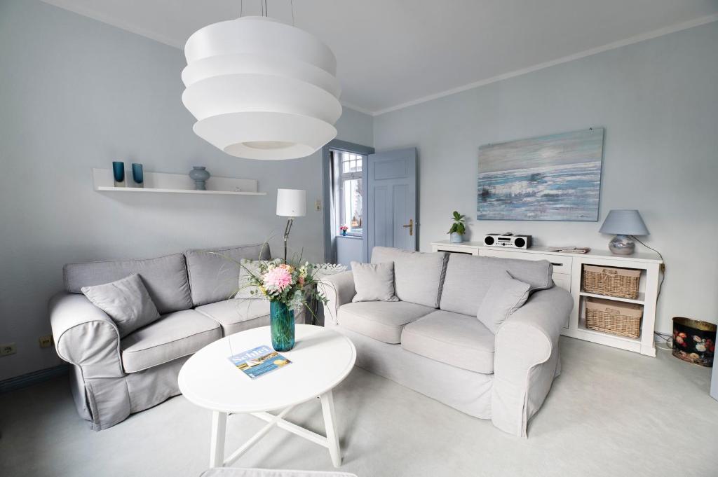 ein Wohnzimmer mit Sofa und Tisch in der Unterkunft Kappeln 333 in Kappeln